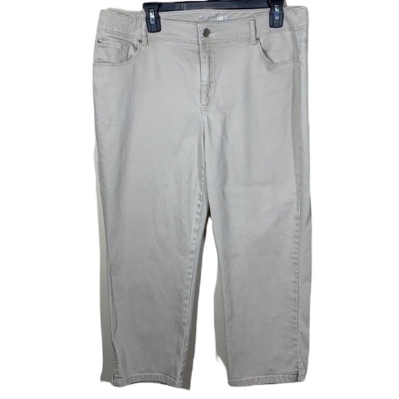Platinum Chico’s 2.5 khaki crops - Picture 1 of 4